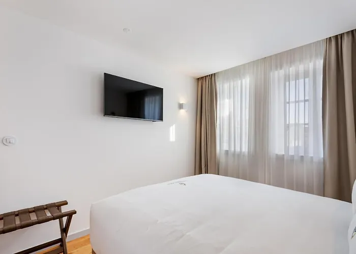 Lp Heritage Next To Cathedral By Se * Braga