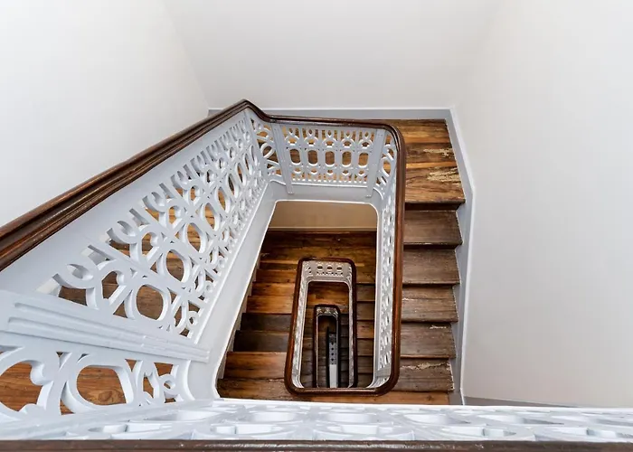 Lp Heritage Next To Cathedral By Se *