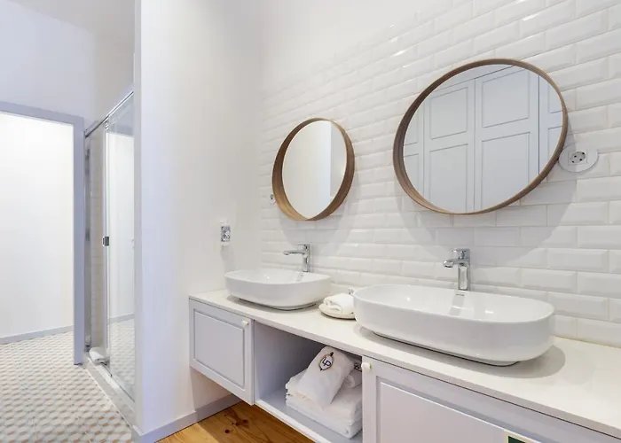 Lp Heritage Next To Cathedral By Se *