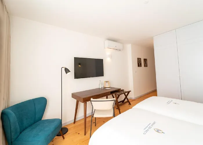 Lp Heritage Next To Cathedral By Se Braga